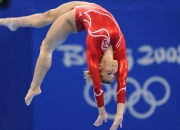 开云棋牌下载-夜幕下的引擎轰鸣，伊萨克在F1揭幕战压力中的完美爆发