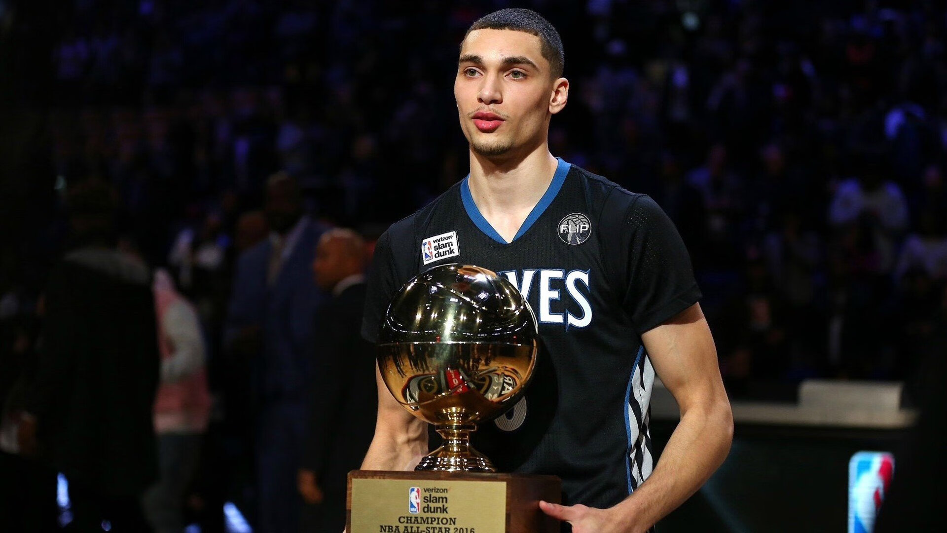 东瀛之光闪耀北美，三笘薰NBA季后赛之夜完美演出征服全场