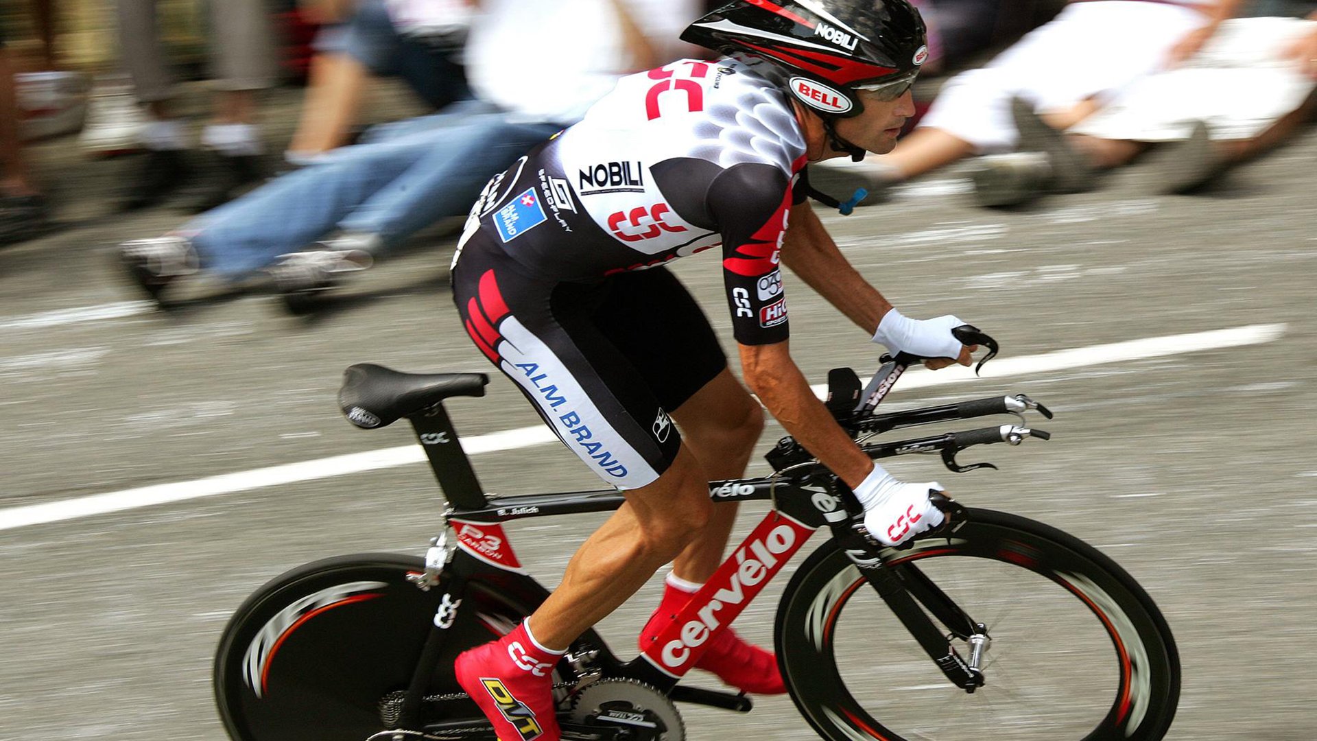 英格拉姆统治全场，广东队封锁活塞，一场战术与意志的较量